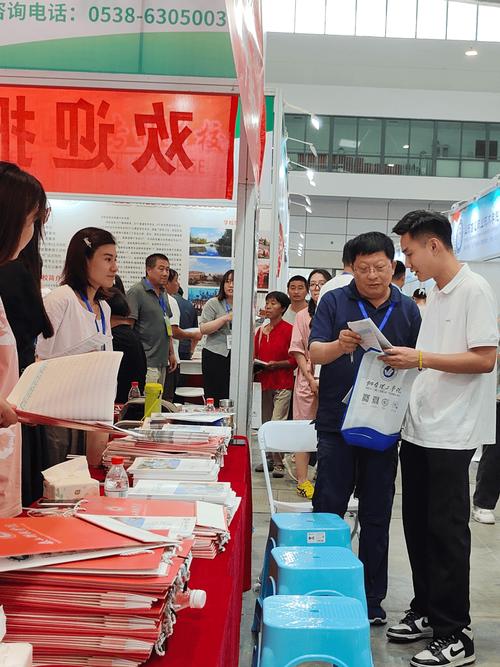 泰山科技学院派出上百名师生参加招生咨询会,校长也来现场了!
